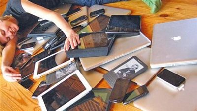 استشاري علاقات أسرية يكشف عن خطورة استخدامات الأجهزة الإلكترونية (فيديو)