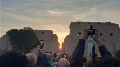 1000 سائح مصري وأجنبي يشهدون ظاهرة الشروق على معابد الكرنك