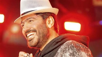 بهذه الطريقة.. تامر حسني يمازح جمهوره