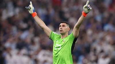 بيع قفازات حارس الأرجنتين في المونديال مقابل 45 ألف دولار لمساعدة مرضى السرطان 