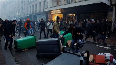 عاجل - الشرطة الفرنسية تدفع بتعزيزات لمواجهة المتظاهرين الأكراد وسط باريس 