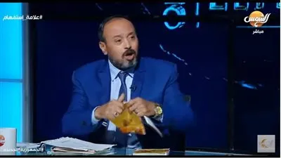 شاهد.. شاعر يبكي ويمزق دواوينه على الهواء