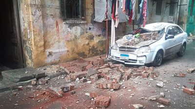 انهيار شرفة عقار على سيارة نتيجة الطقس السيئ بالإسكندرية (صور)