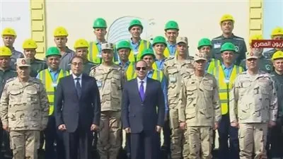 شاهد.. السيسى يلتقط صورة تذكارية مع العاملين بمصنعي إنتاج الغازات الطبية والصناعية