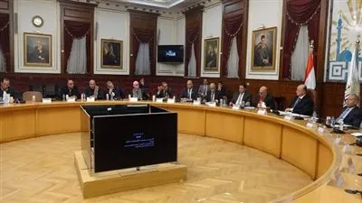 محافظ القاهرة يجتمع بالغرفة التجارية لبحث استعدادات 