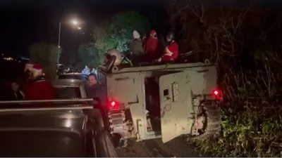 جنود بريطانيون مخمورون يغلقون مدخل قرية بناقلة جند