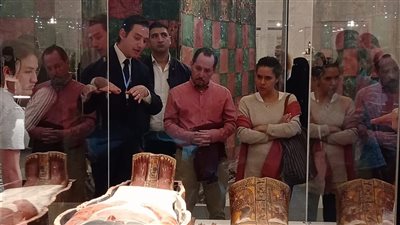 القائم بأعمال السفير الأمريكي وعائلته يزورون أحد المتاحف الكبرى بالقاهرة 