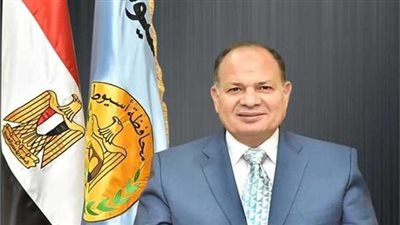 محافظ أسيوط: نزويد القرى بأعلى تكنولوجيا في الإنترنت والغاز والطرق والوحدات الصحية