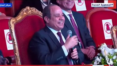 السيسي يداعب طفلا من ذوي الهمم: 