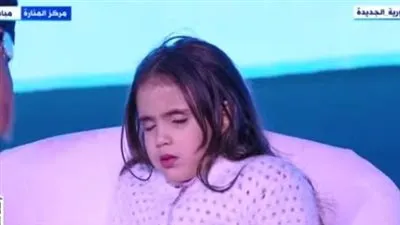 نوم أصغر محاورة للرئيس على المسرح.. ونوبة ضحك هيستيري للسيسي (فيديو)