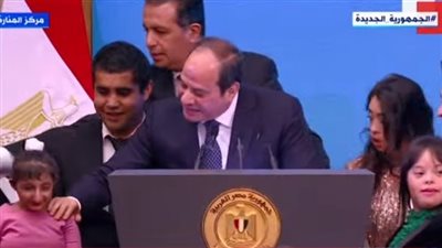 شاهد.. السيسي يطلب إلتفاف ذوي الهمم حوله أثناء كلمته باحتفالية 