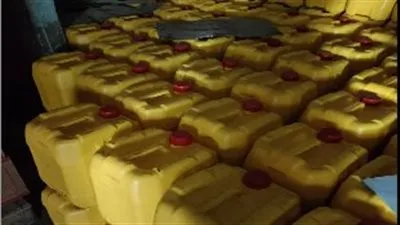 ضبط 4 أطنان زيت طعام فاسد داخل مخزن بحلوان