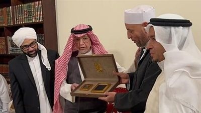 تكريم الدكتور رمضان عبدالرازق بقطعة من كسوة الكعبة والروضة لإساهماته الدعوية بالمملكة