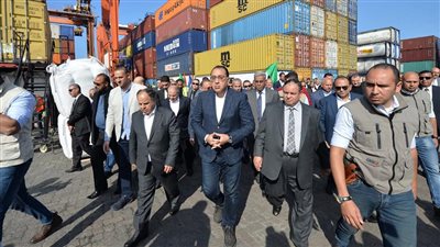 تنفيذا للتكليفات الرئاسية.. رئيس الوزراء يتابع إجراءات الإفراج الجمركي عن السلع 