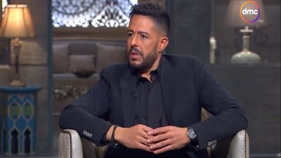 أغني بالاستديو بمنزلي بالبچامة ومستحيل أرفض التصوير مع الناس.. أبرز تصريحات محمد حماقي في 