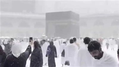 ما حقيقة تساقط الثلج على المعتمرين أثناء الطواف حول الكعبة ؟.. 