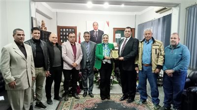 رئيس منطقة الدقهلية للكاراتيه يهدى وكيل وزارة الشباب درع المنطقة