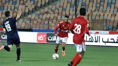 الأهلي يتقدم على بيراميدز في الشوط الأول بقذيفة السولية 