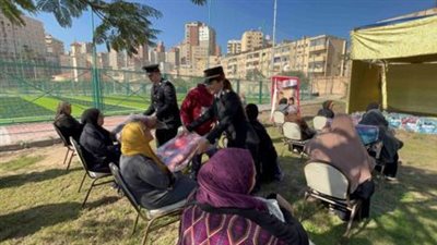 الداخلية توزع بطاطين ومواد غذائية بالمجان على المواطنين