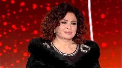 بالصور.. إلهام شاهين تؤدي مناسك العمرة برفقة ابنة شقيقتها 