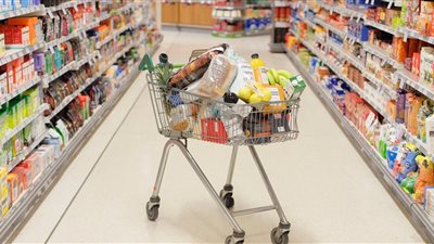 حيلة لزيادتها.. التموين تكشف سبب انتشار صور لأرفف السلع دون أسعار (فيديو)