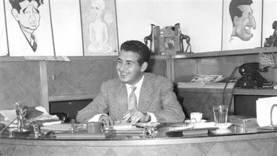 بعد احتفاء جوجل.. صورة نادرة للكاتب إحسان عبدالقدوس مع نجوم 