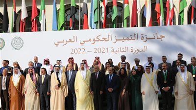 أشرف عطية يتسلم جائزة التميز الحكومي العربي كأفضل محافظ على مستوى العالم العربي