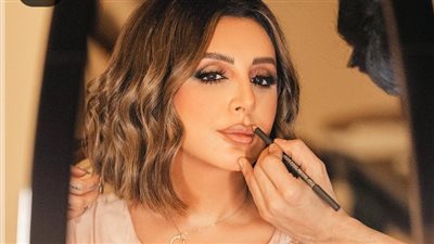 بعد أزمتها الصحية.. أنغام تظهر بعباءة واسعة باللون السيموني