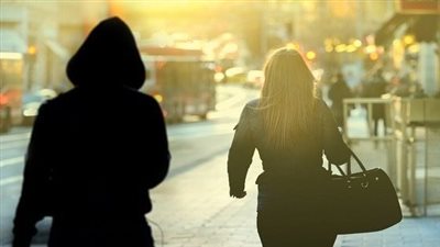 إحالة متهم بالتعدي على فتاة بالسب والتحرش في السلام للمحاكمة