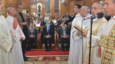 محافظ القليوبية يترأس وفدا لمشاركة الأقباط احتفالاتهم بعيد الميلاد المجيد بكنيسة العذراء بمدينة بنها