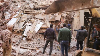 بعد أكثر من 10 ساعات.. أول تعليق للناجية من تحت أنقاض عقار أسيوط المنهار 