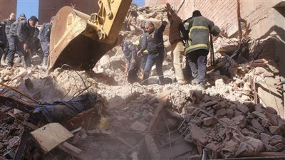 عاجل.. القصة الكاملة لـ عقار أسيوط المنهار لحظة بلحظة (تغطية خاصة)