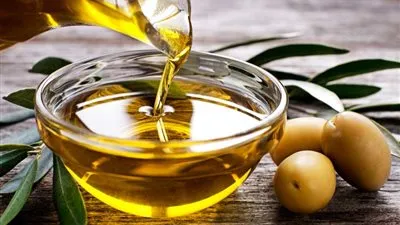 فوائده عديدة لصحة الإنسان.. خطوات حصول زيت الزيتون 
