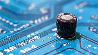 باحث مصري يكشف تفاصيل مشاركته بتطوير تقنية جديدة لتخزين الكهرباء (فيديو)