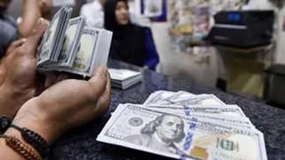 الجنيه المصري يتراجع إلى مستوى تاريخي أمام الدولار اليوم الأربعاء