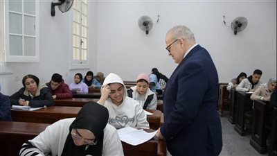 رئيس جامعة القاهرة يتفقد سير الامتحانات بالكليات 