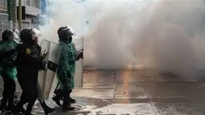 مقتل شرطي حرقًا علي أيدي محتجين فى بيرو.. تفاصيل