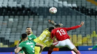 عاجل.. الإصابة تجبر لاعب الأهلي على مغادرة مباراة المصري