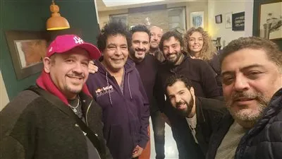 حميد الشاعري وهشام عباس وأكرم حسني في زيارة مفاجئة للكينج محمد منير (صور)