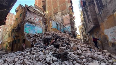 إزالة أجزاء داهمة من عقار تأثر نتيجة الأمطار في الإسكندرية (صور)