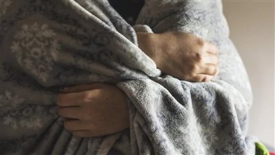 باحثة بتكنولوجيا الغذاء تكشف سبب الشعور بالبرد رغم التدفئة (فيديو)