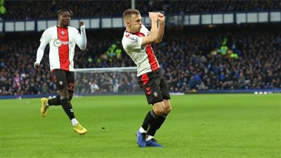 ملك الركلات الثابتة.. رقم خاص لـ براوس نجم ساوثامبتون الذي تفوق على رونالدو واقترب من بيكهام