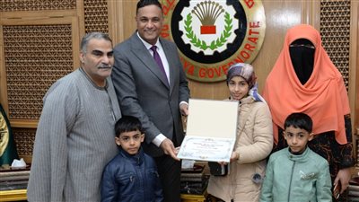 محافظ الدقهلية يكرم التلميذة 