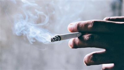 استشاري مناعة: غاز السيجارة يستمر في الغلاف الجوي 1000 عام (فيديو)