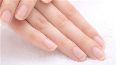 تغير شكل ولون الأظافر يشير إلى هذا المرض.. طبيب يُحذر