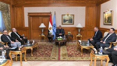 وزير الإنتاج الحربى يتفقد شركة بنها للصناعات الإلكترونية