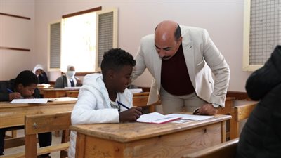 محافظ أسوان يتفقد لجان امتحانات الشهادة الإعدادية