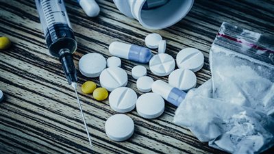 الحبس 6 أشهر لمتهمين بتعاطي المخدرات بالبساتين