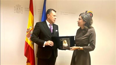 وزير السياحة والآثار يلتقي نظيرته الأسبانية في العاصمة مدريد