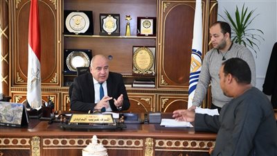 لبحث شكواهم.. محافظ قنا يستقبل 50 مواطن بمكتبه 